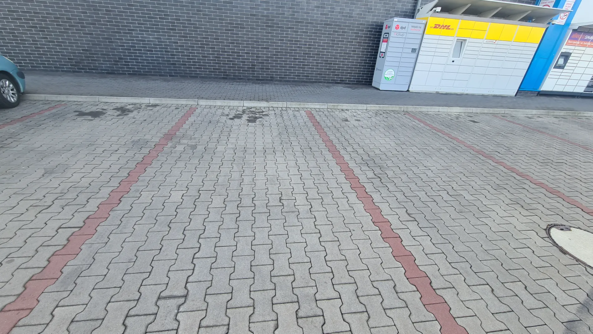 efekt przed i po myciu kostki brukowej przez firmę Czysta Robota z Łodzi (10)