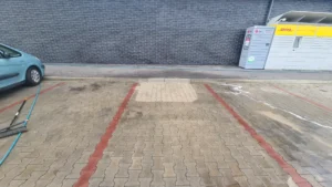 efekt przed i po myciu kostki brukowej przez firmę Czysta Robota z Łodzi (11)