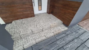 efekt przed i po myciu kostki brukowej przez firmę Czysta Robota z Łodzi (8)