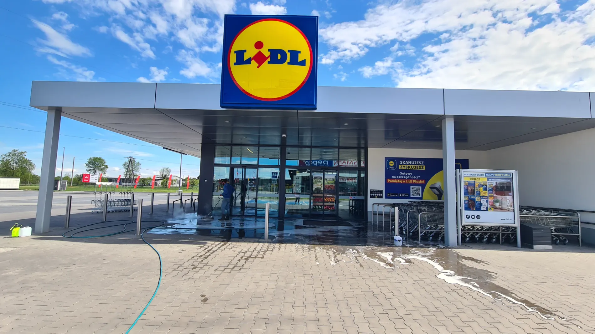 mycie kostki na parkingu przed Lidlem w Łodzi (1)